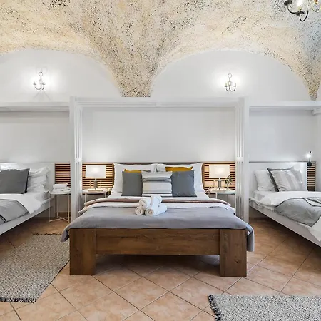 Charles Bridge Historical Apts By Michal&friends * Prag