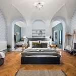 Charles Bridge Historical Apts By Michal&friends Appartamento *